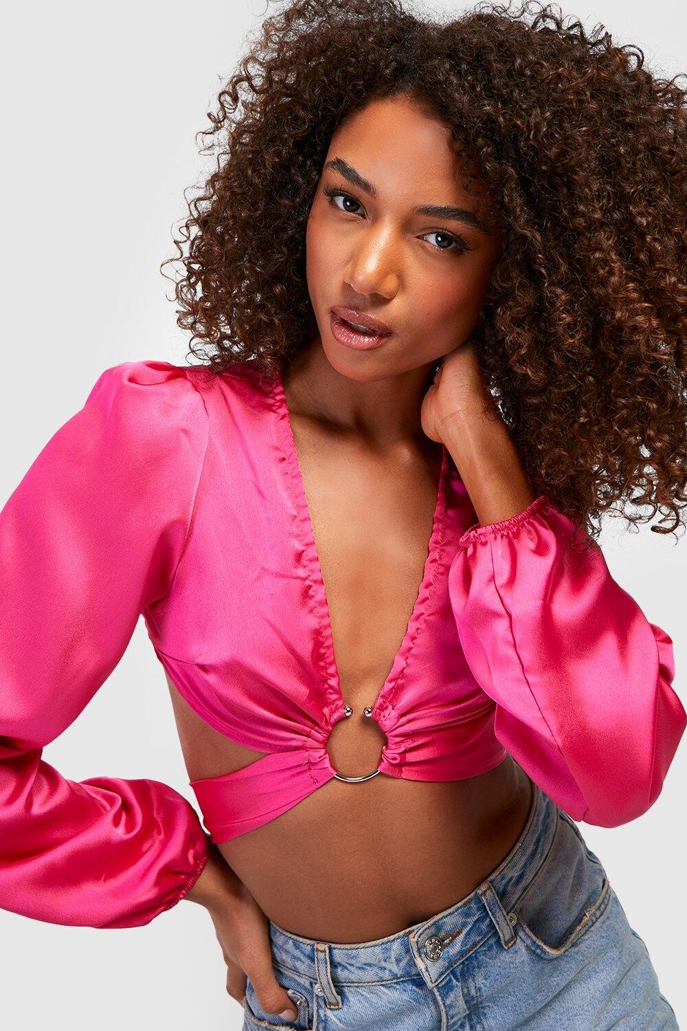 

Высокий атласный укороченный топ с воздушными рукавами и запахом Boohoo, розовый