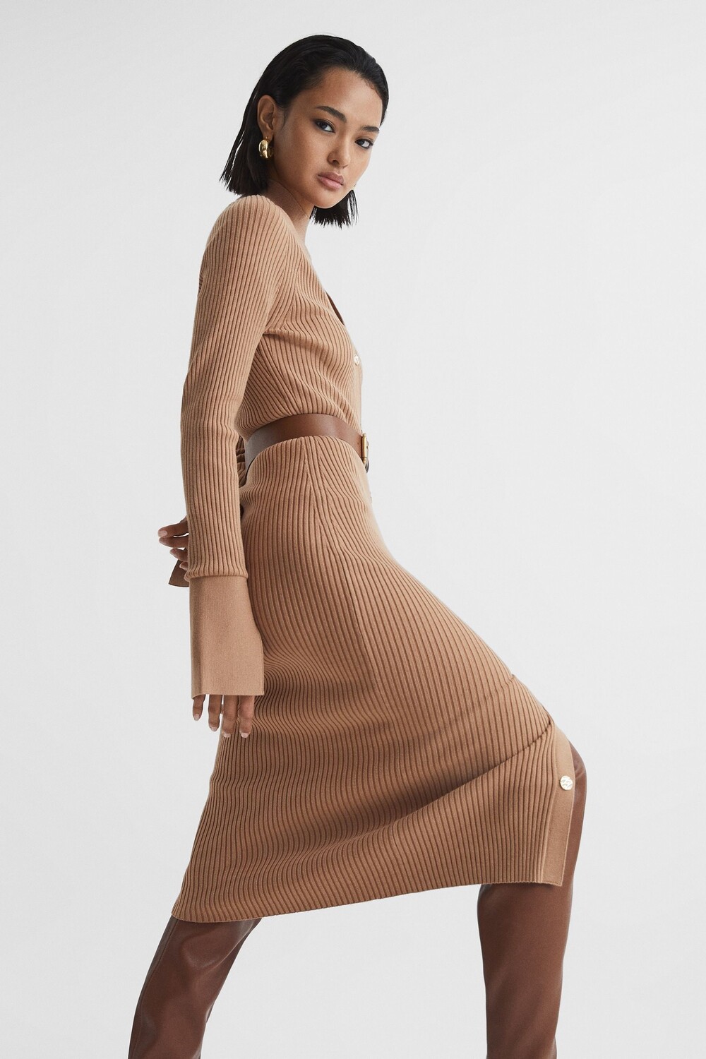 

Трикотажное платье миди Avery в рубчик Reiss, бежевый