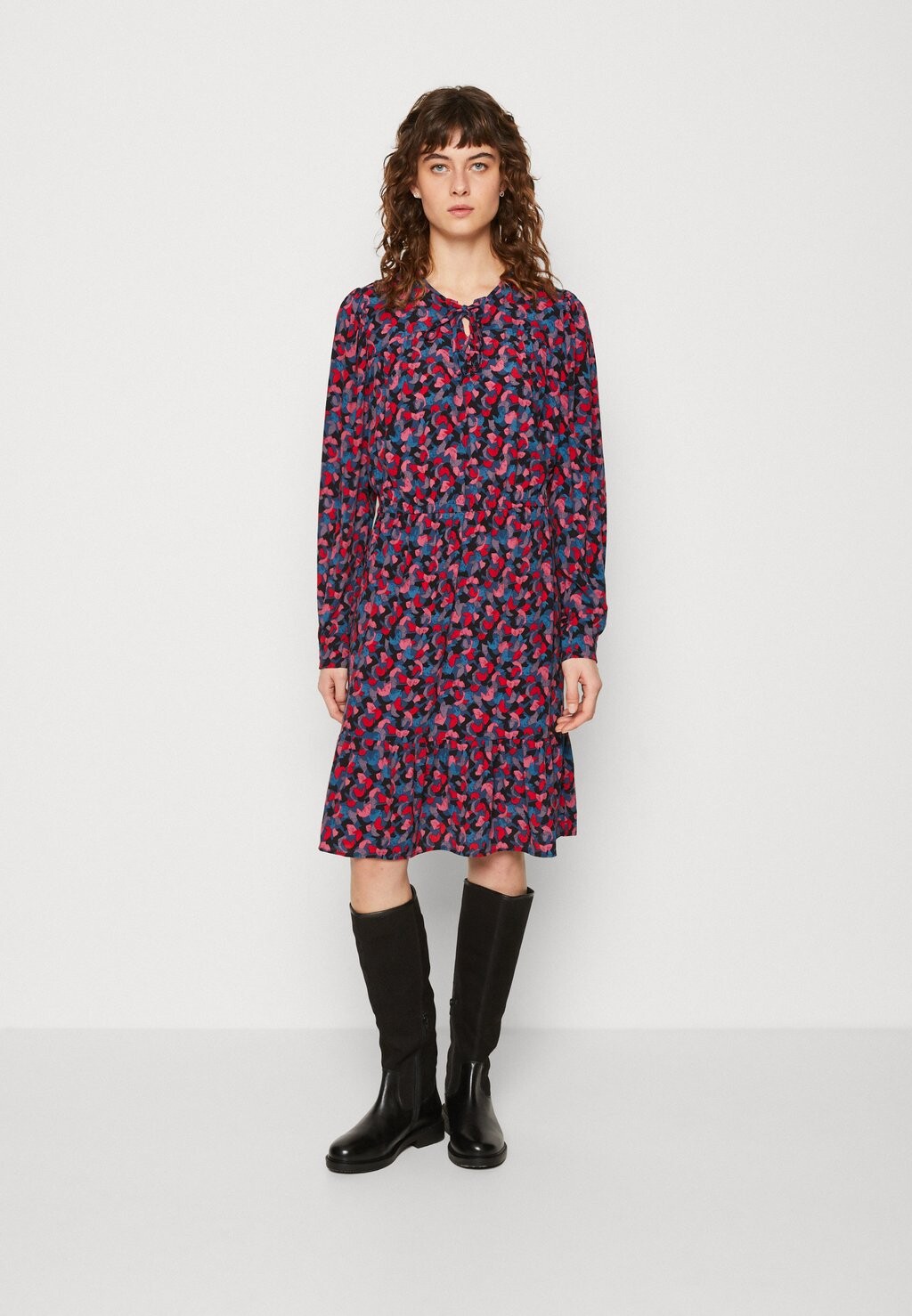 

Повседневное платье Esprit