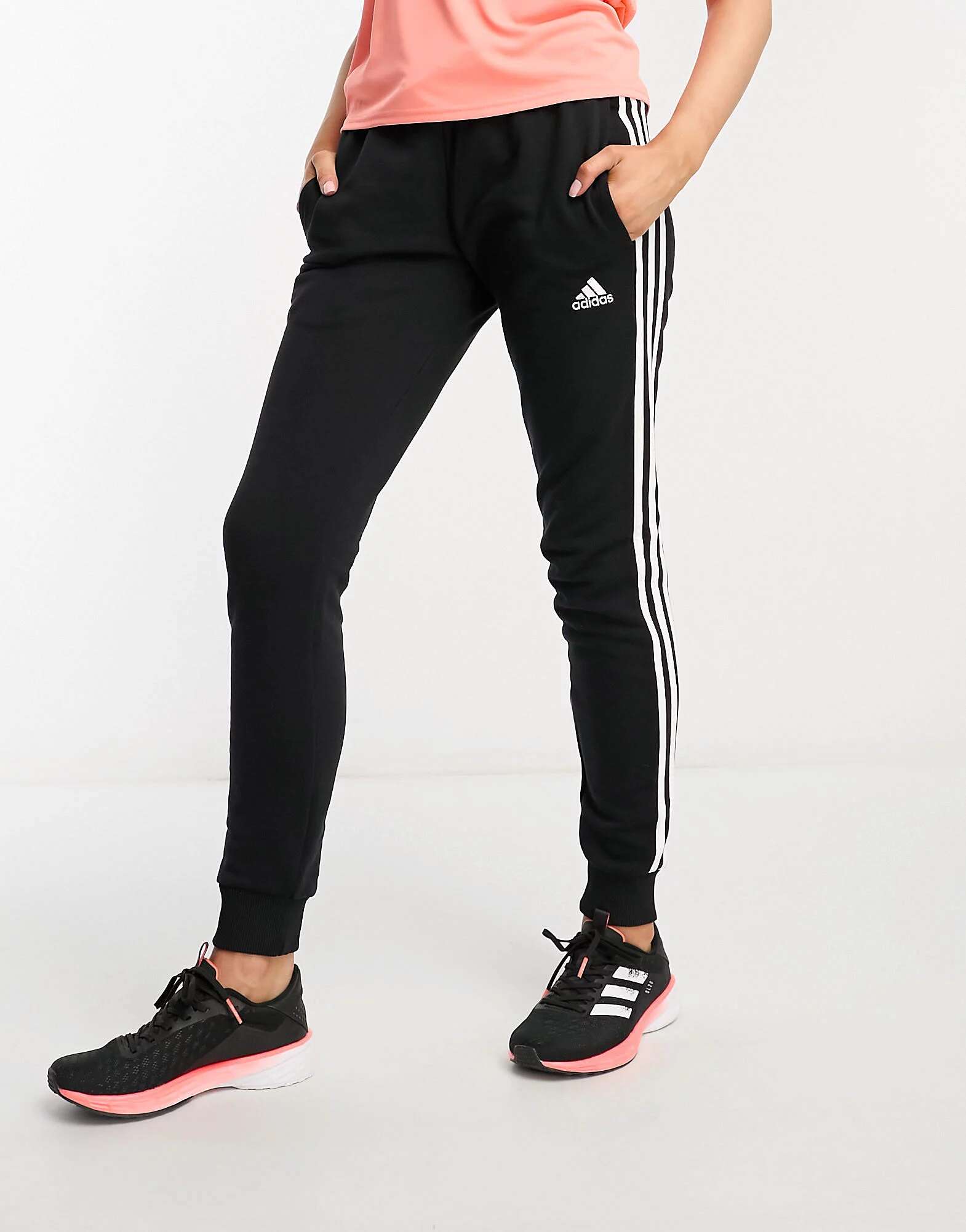 цена Черно-белые джоггеры с 3 полосками adidas Sportswear Essentials adidas performance