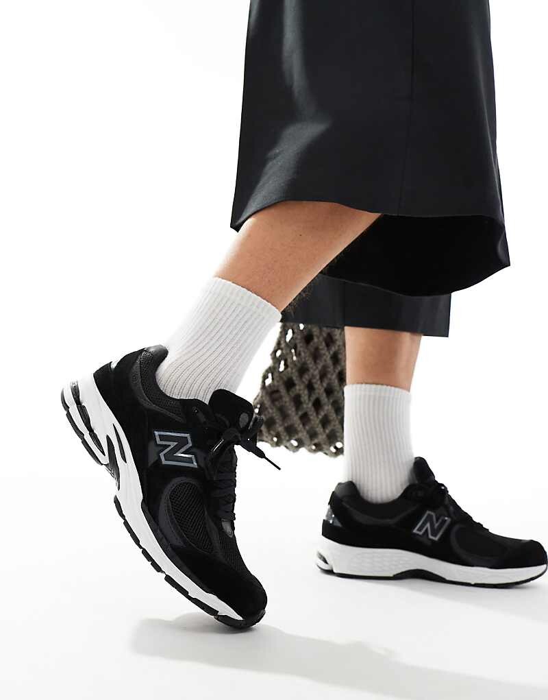 

Черные кроссовки New Balance 2002
