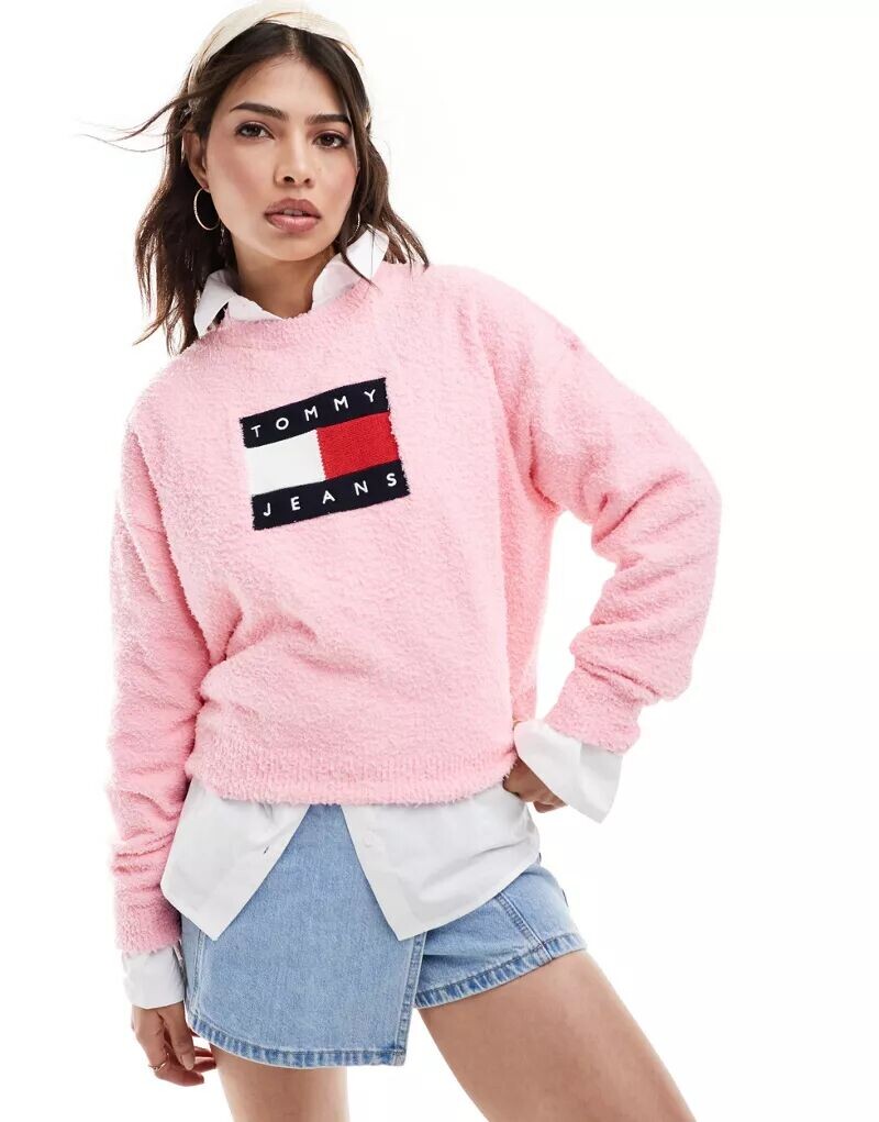 

Розовый свитер Tommy Jeans с логотипом-флагом в центре