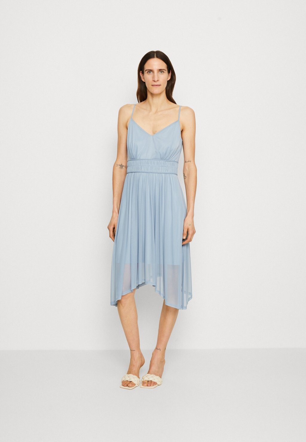 

Коктейльное платье Esprit