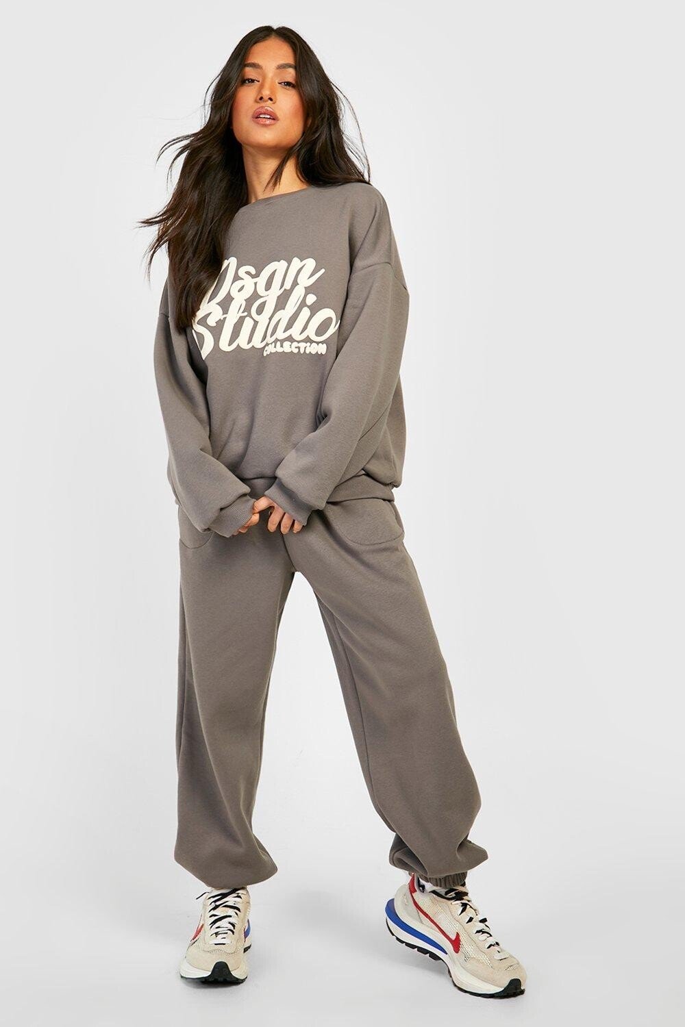 

Спортивный костюм petite с принтом и деталями по швам Boohoo, угольный