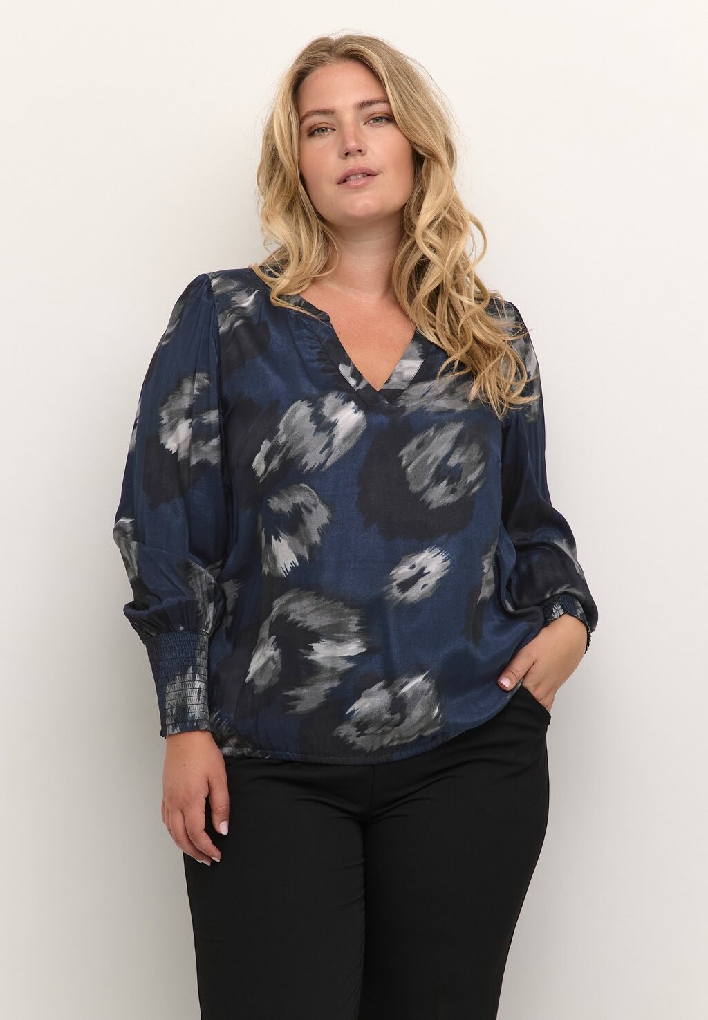 

Блузка Kaffe Curve LOUISE, цвет midnight flower print