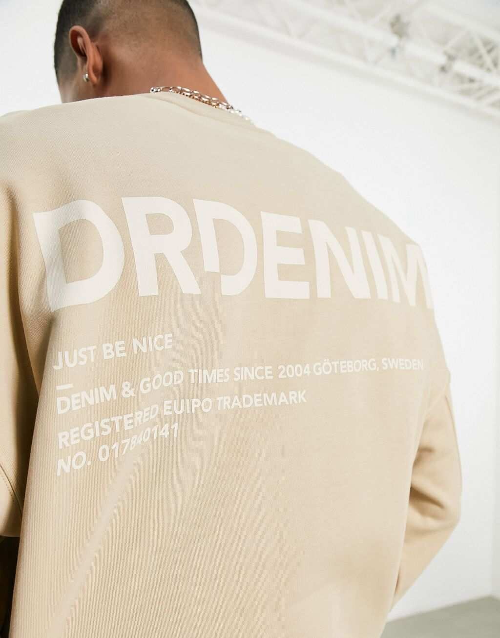 

Бежевый свитшот Dr Denim Justus с фирменным принтом на спине эксклюзивно для ASOS