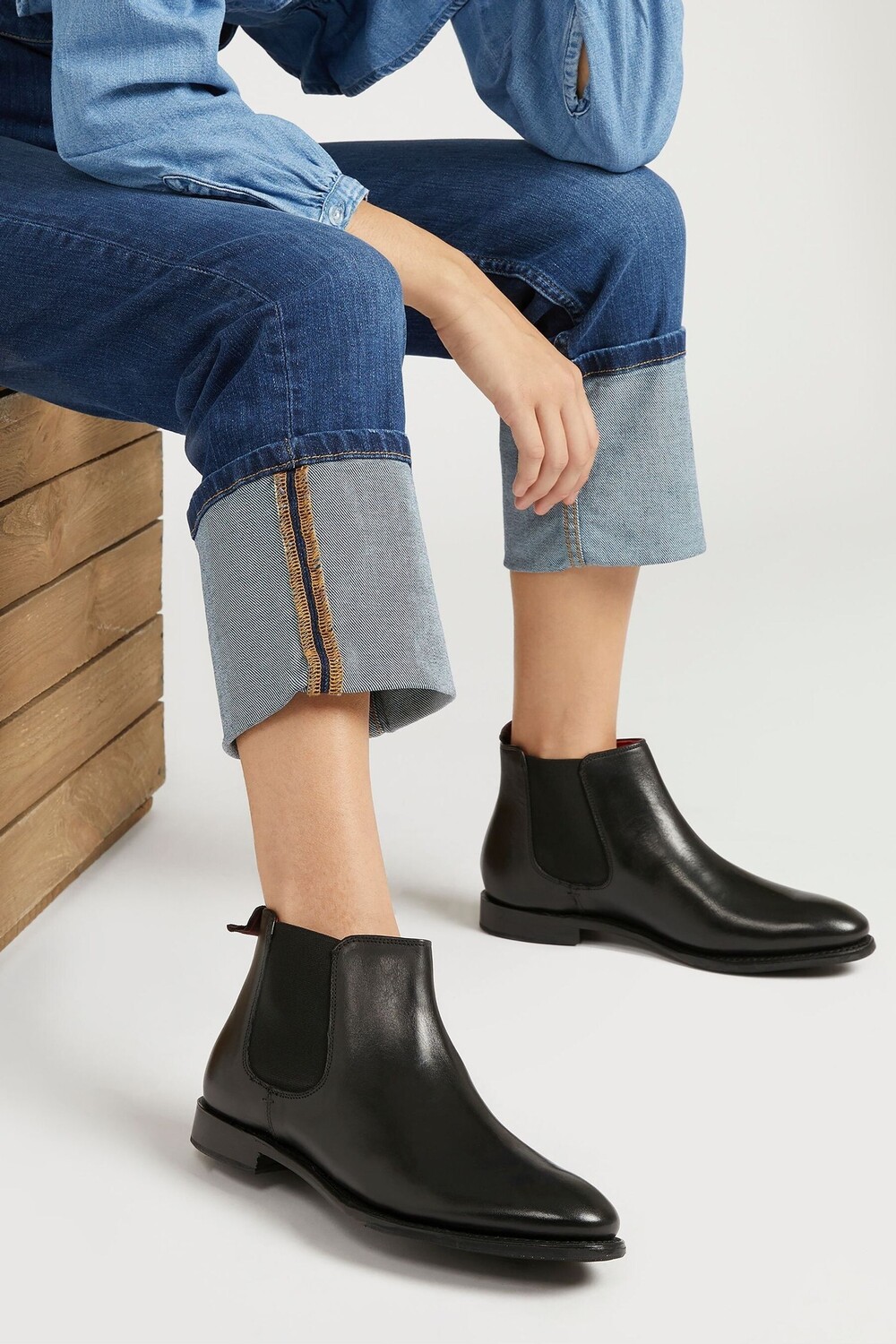 

Женские кожаные ботинки челси Khloe Goodyear с рантом Jones Bootmaker, черный