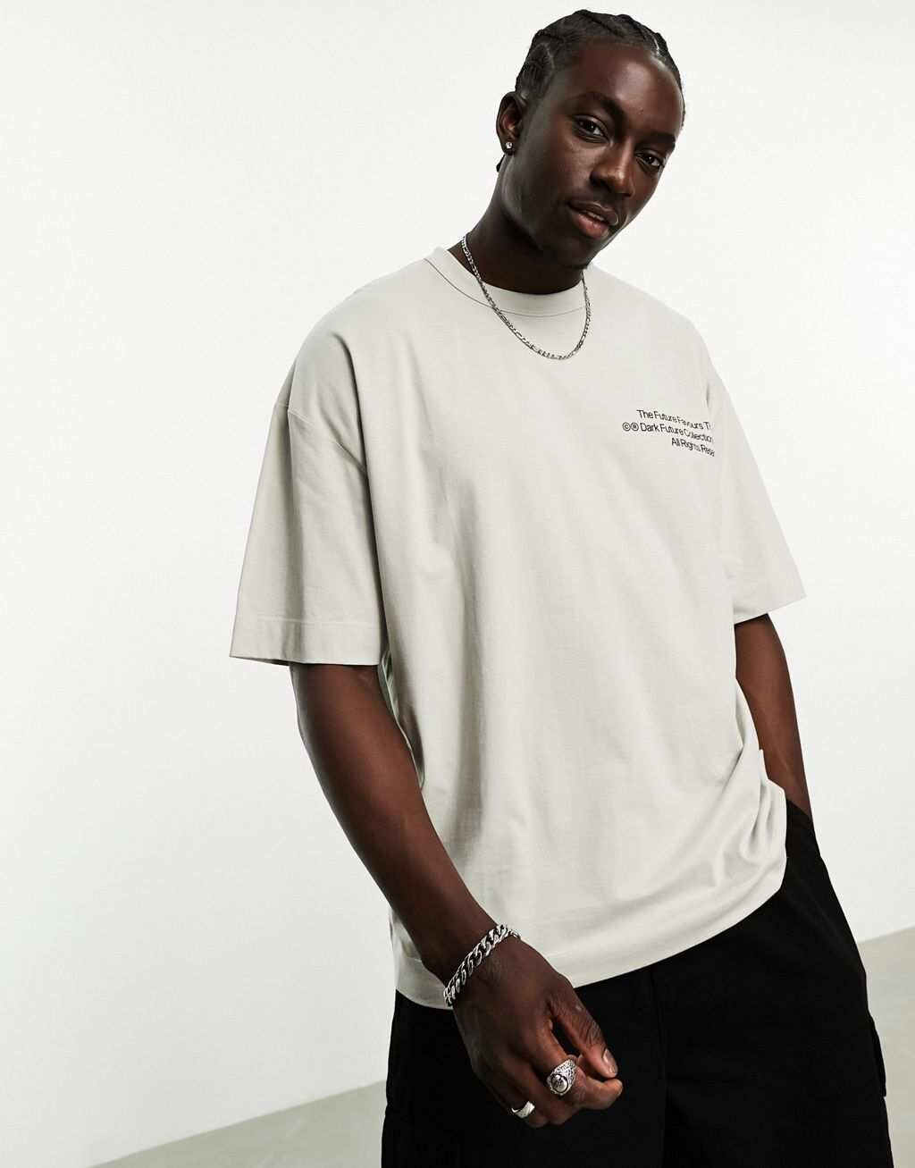 

Бежевая футболка оверсайз с логотипом на груди ASOS Dark Future