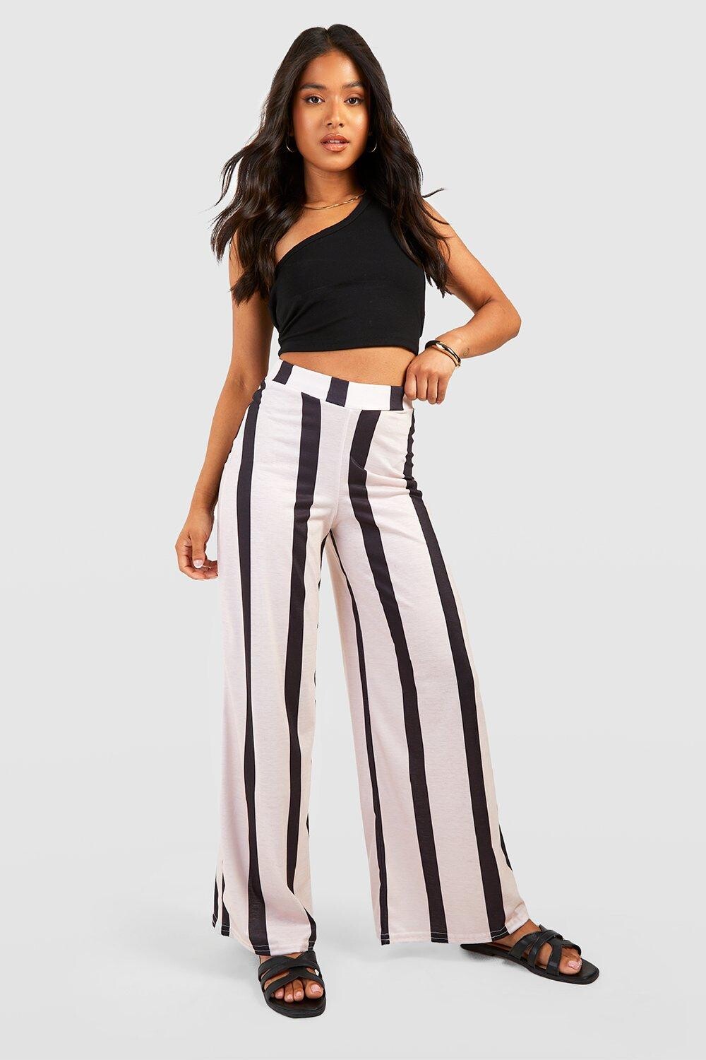 

Широкие брюки с принтом petite полоски Boohoo, экру