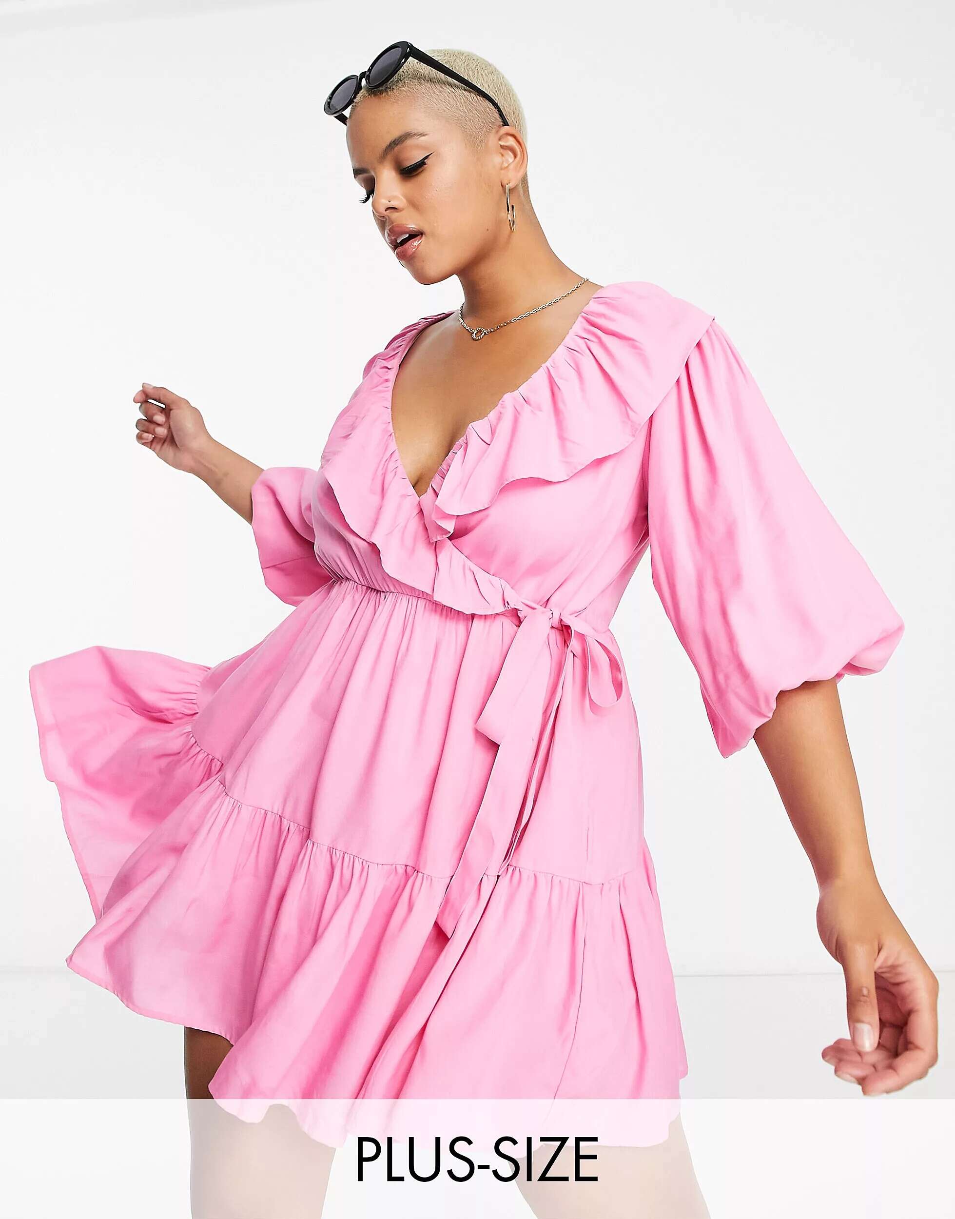 Розовое мини-платье с плиссированной юбкой In The Style x Lorna Luxe с запахом и оборками на шее цена и фото