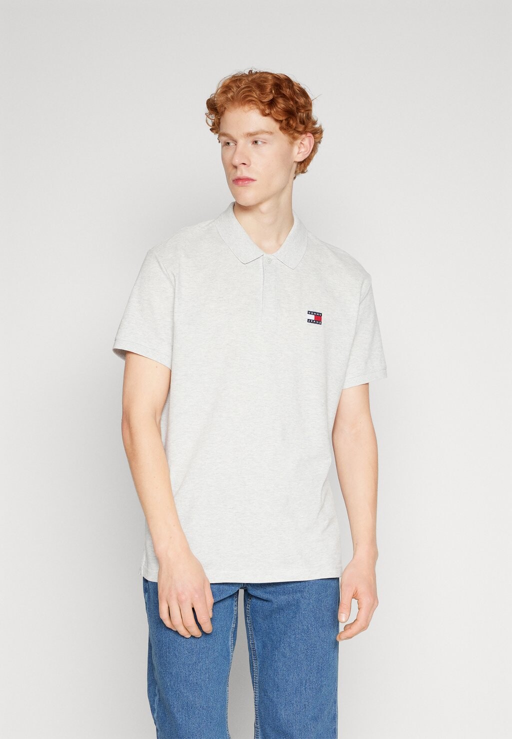 

Рубашка-поло BADGE Tommy Jeans, серебристо-серый