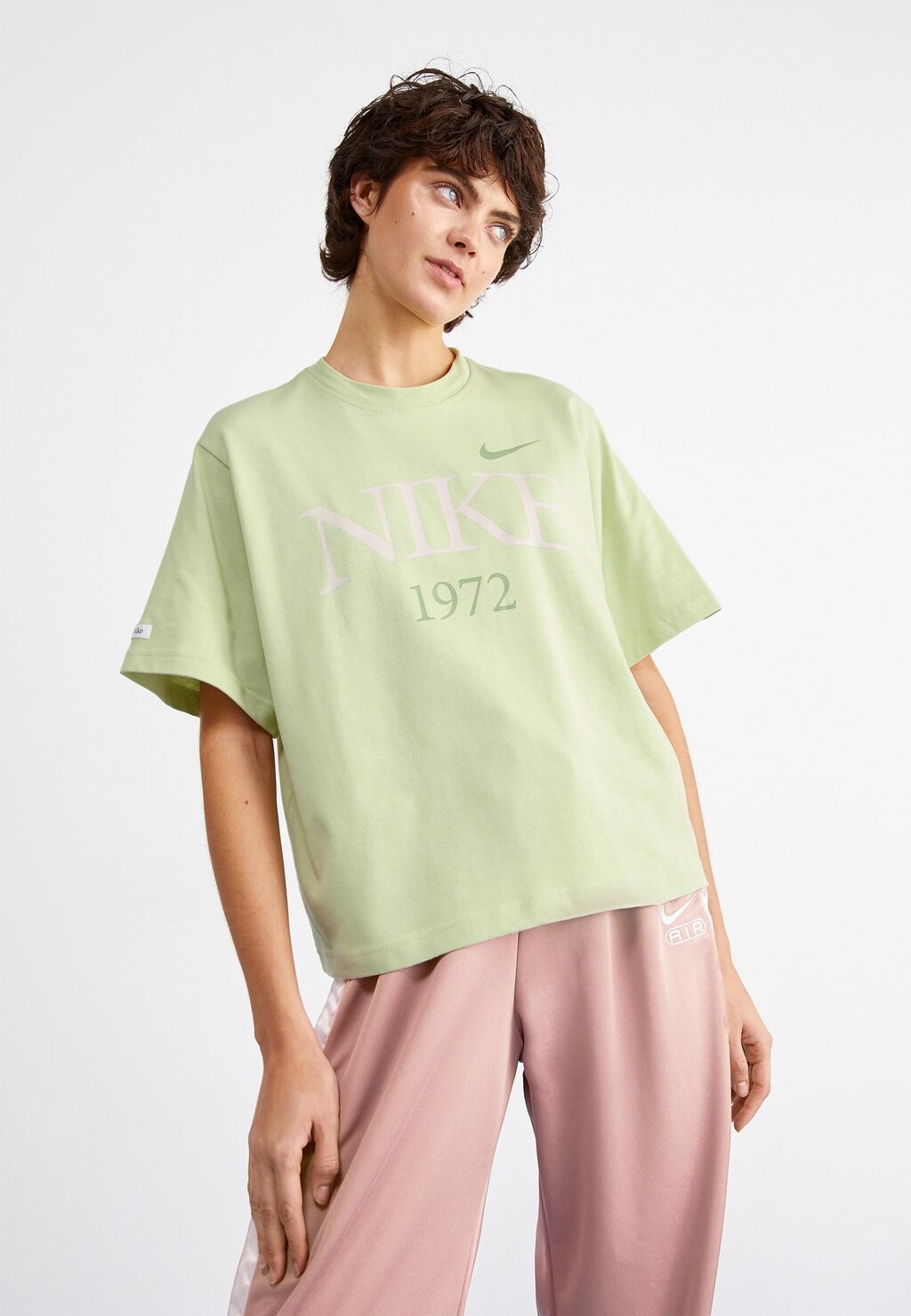 

Футболка с принтом Tee Classics Boxy Nike, цвет olive aura