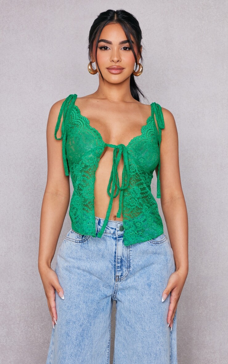 

PrettyLittleThing Зеленый укороченный топ с кружевной завязкой спереди Petite