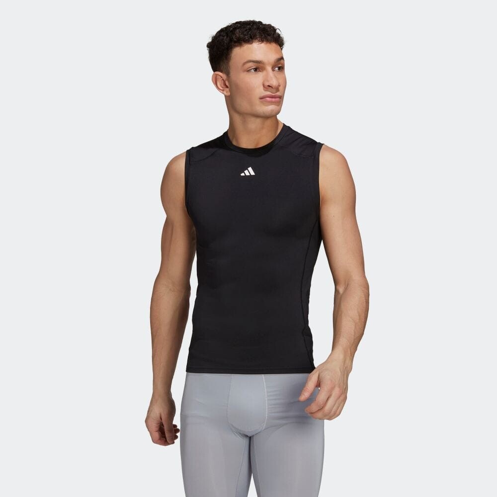 

Футболка Adidas HK2338, черный