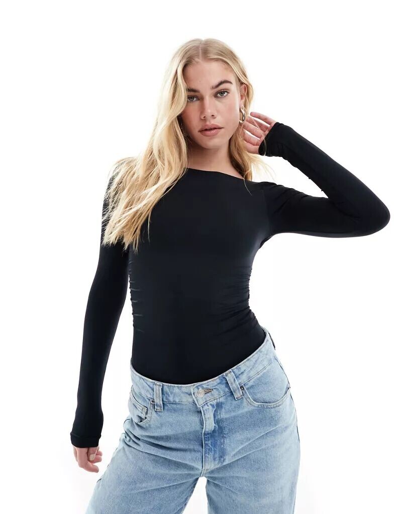 

Bershka – облегающее фигуру боди черного цвета с рюшами