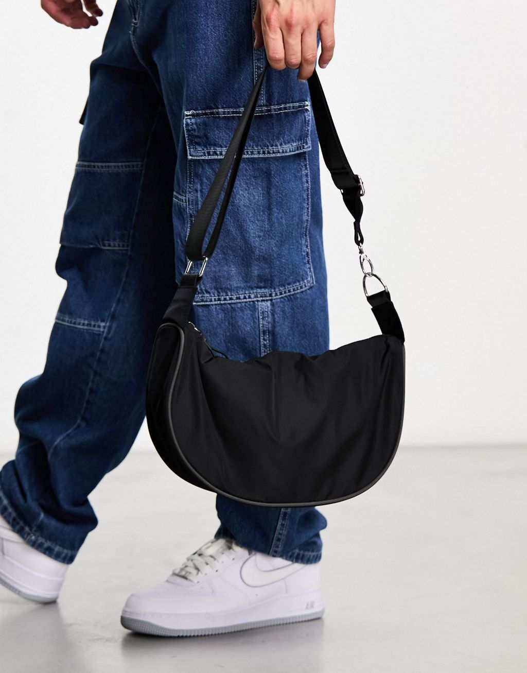 

Черная сумка через плечо с окантовкой ASOS DESIGN