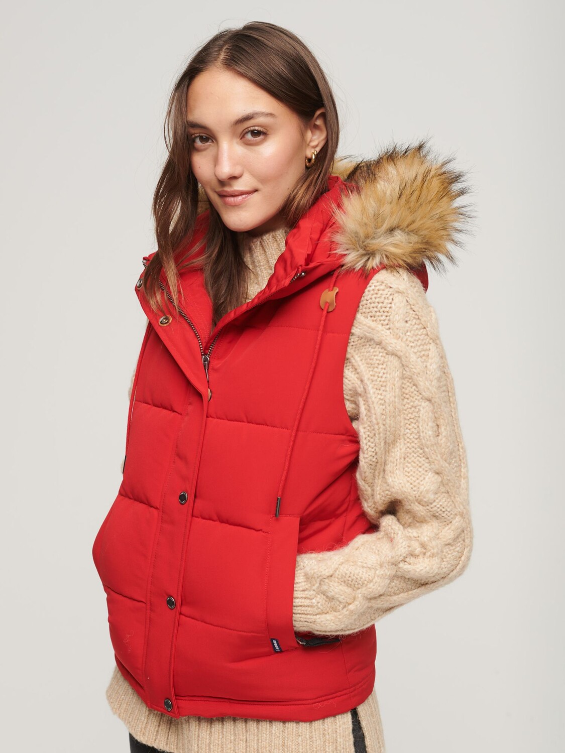 

Жилет Everest с капюшоном из искусственного меха Superdry, университетский красный