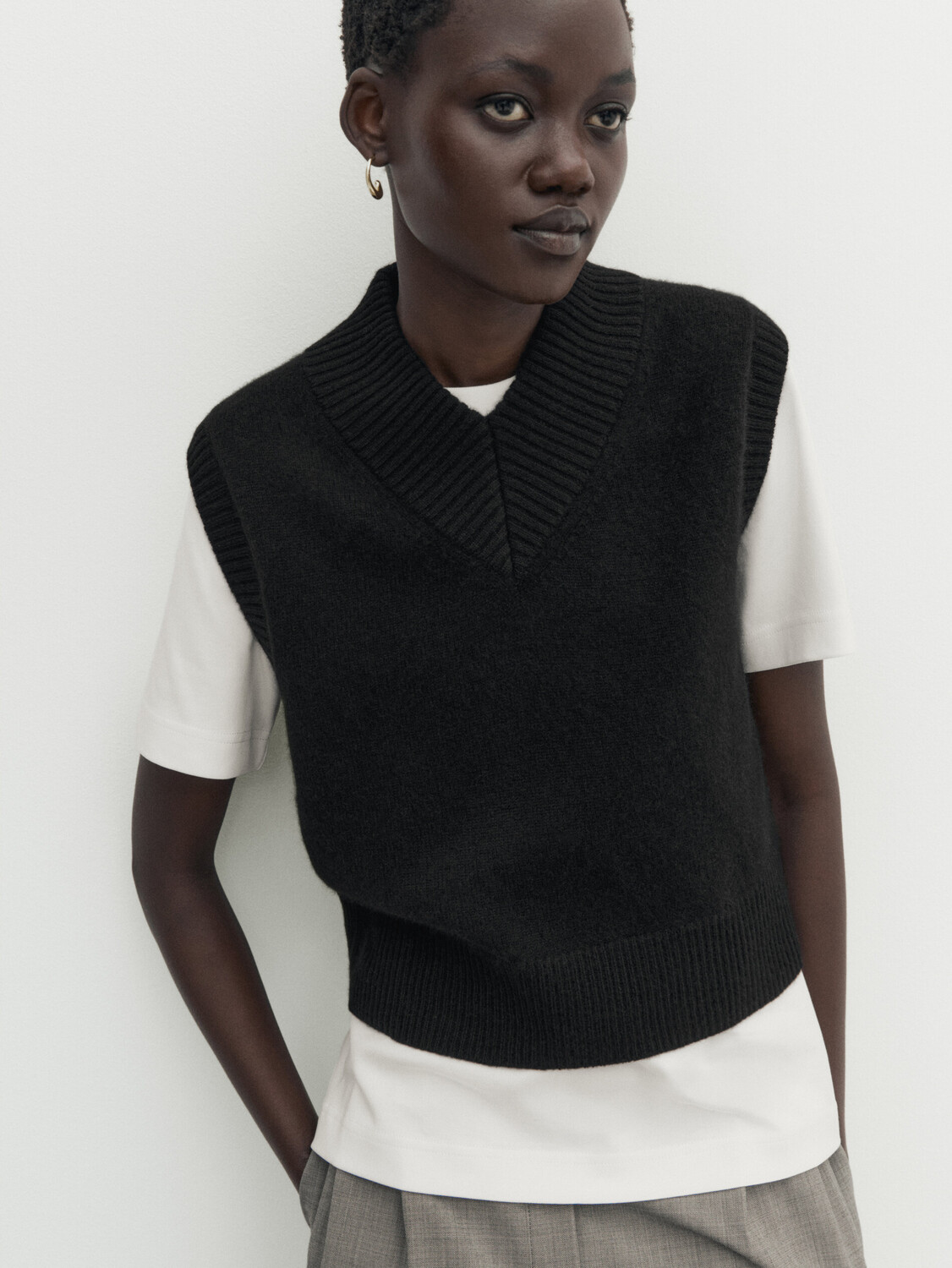 

Короткий жилет из 100% кашемира Massimo Dutti, черный