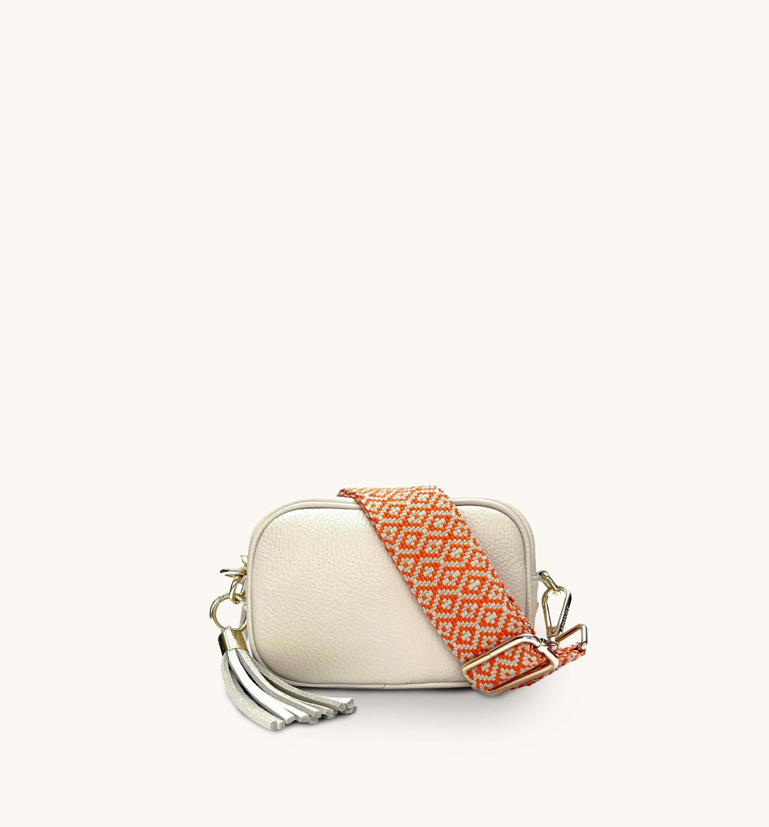 цена Кожаная сумка для телефона Mini с кисточками и оранжевым ремешком с вышивкой крестиком Apatchy London, бежевый