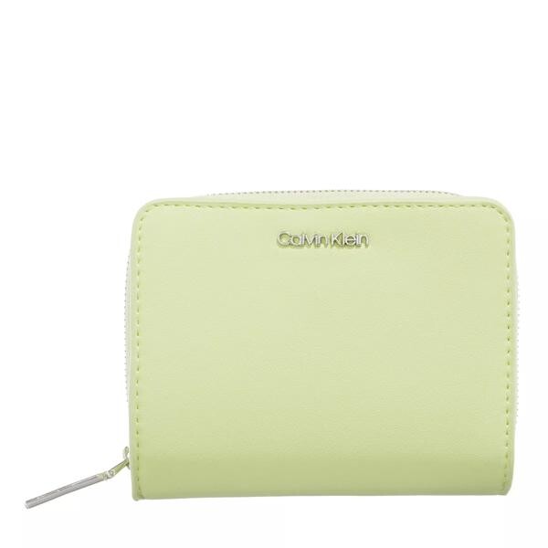 Кошелек ck must wallet w/flap medium spirit Calvin Klein, зеленый кошелек calvin klein must wallet block темный экрю каменно бежевый средний серо коричневый