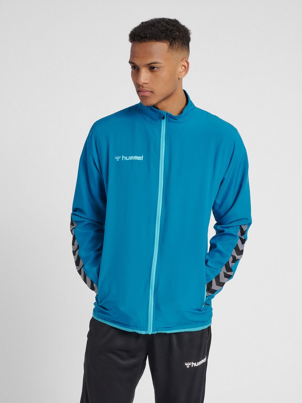 

Спортивная куртка Hummel, светло-синий