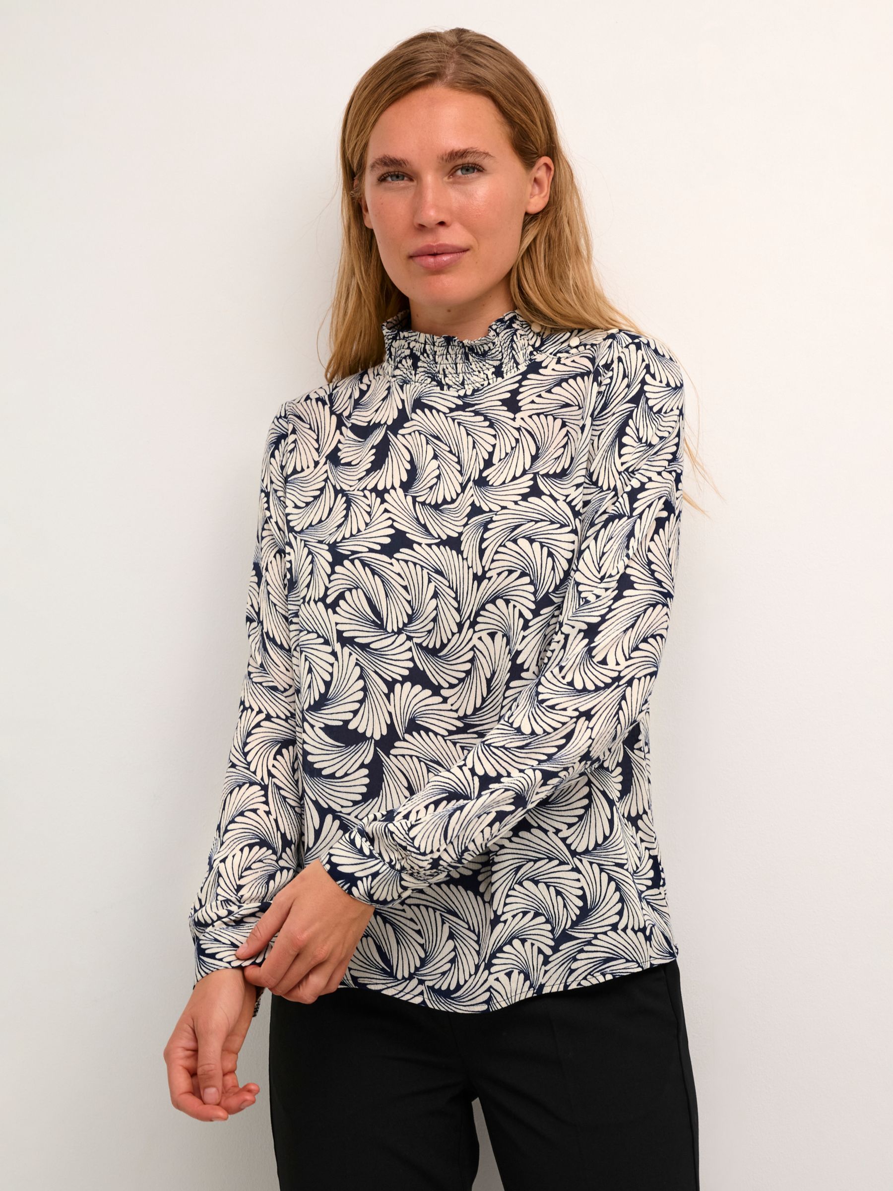 Блуза с высоким воротником и пуговицами Mari Amber KAFFE, полуночный веерный принт блузка kaffe kajanna оливковый