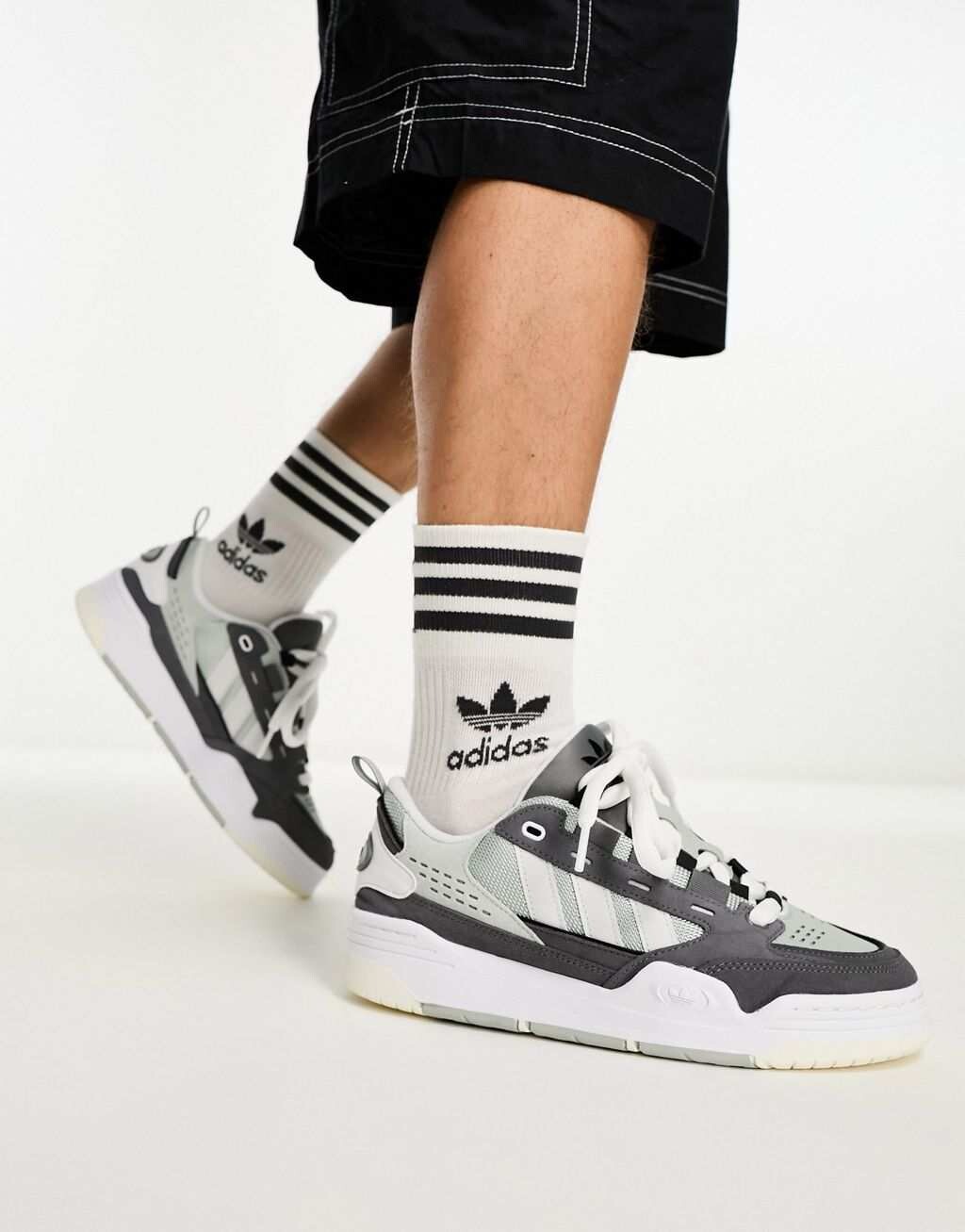 

Серые кроссовки adidas Originals ADI2000