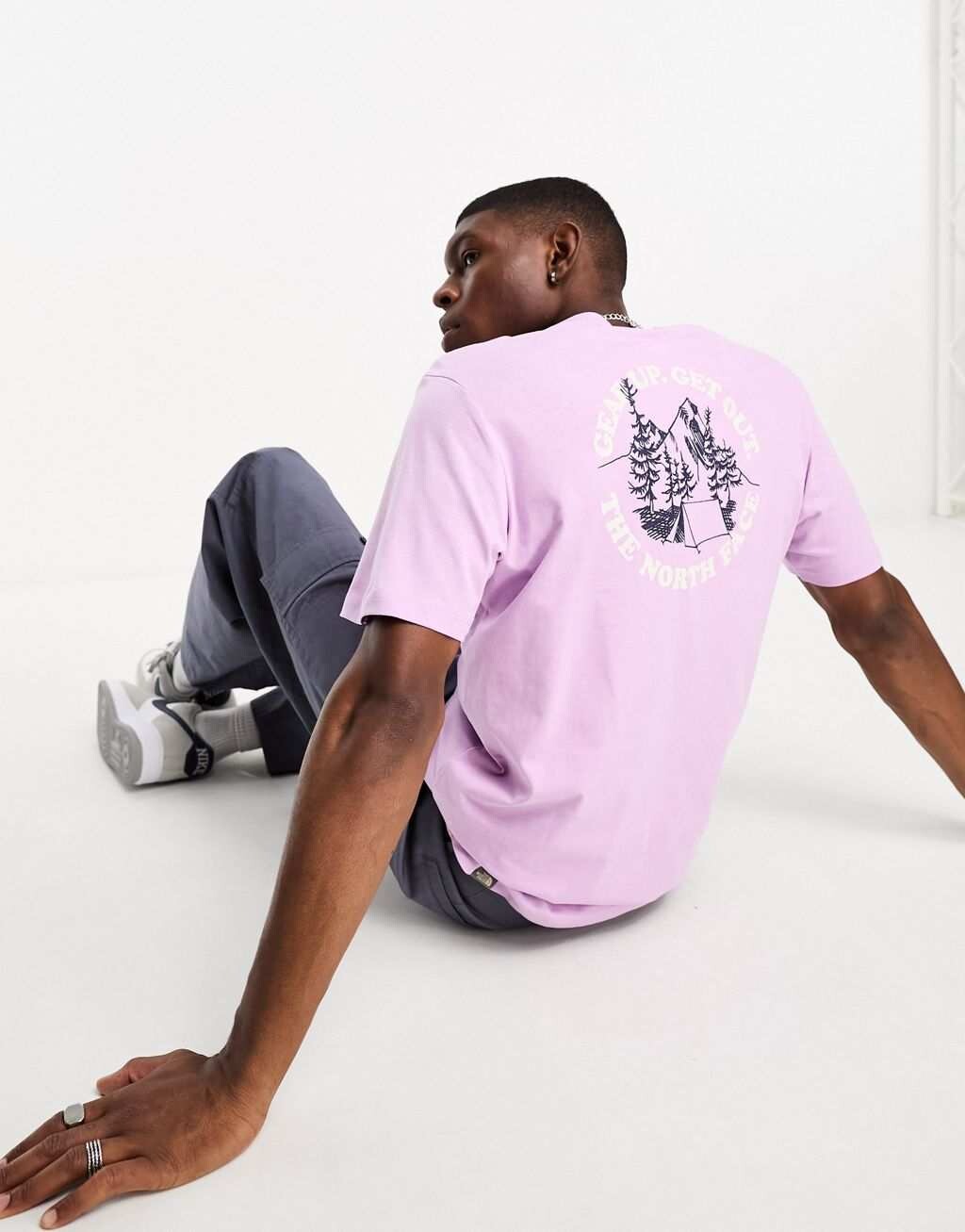 

Розовая футболка с принтом на спине The North Face Gear Up Get Out эксклюзивно на ASOS