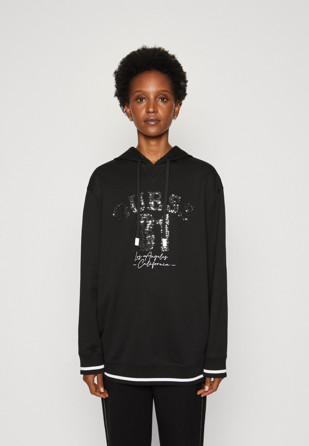

Толстовка Guess С БАЙЕТКАМИ С КАПЮШОНОМ, цвет jet black