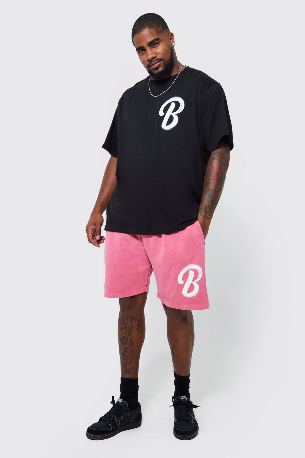 

Футболка оверсайз b с граффити и короткий комплект plus Boohoo, красный