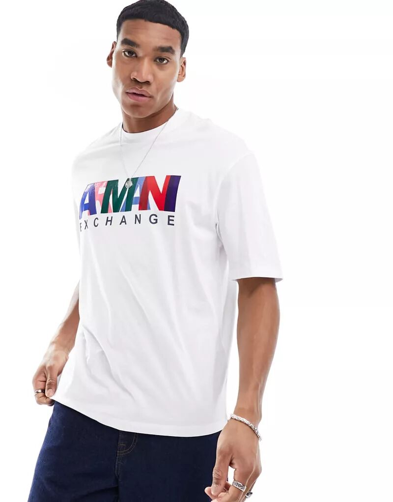 Белая футболка Armani Exchange с ярким логотипом и удобным кроем