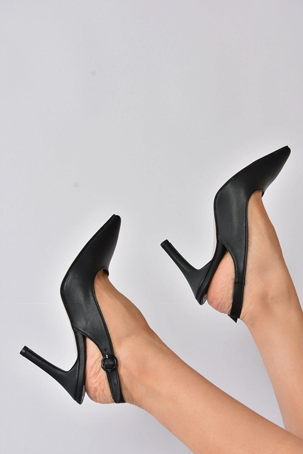 цена Черные женские туфли на каблуке с острым носком K404910309 Fox Shoes