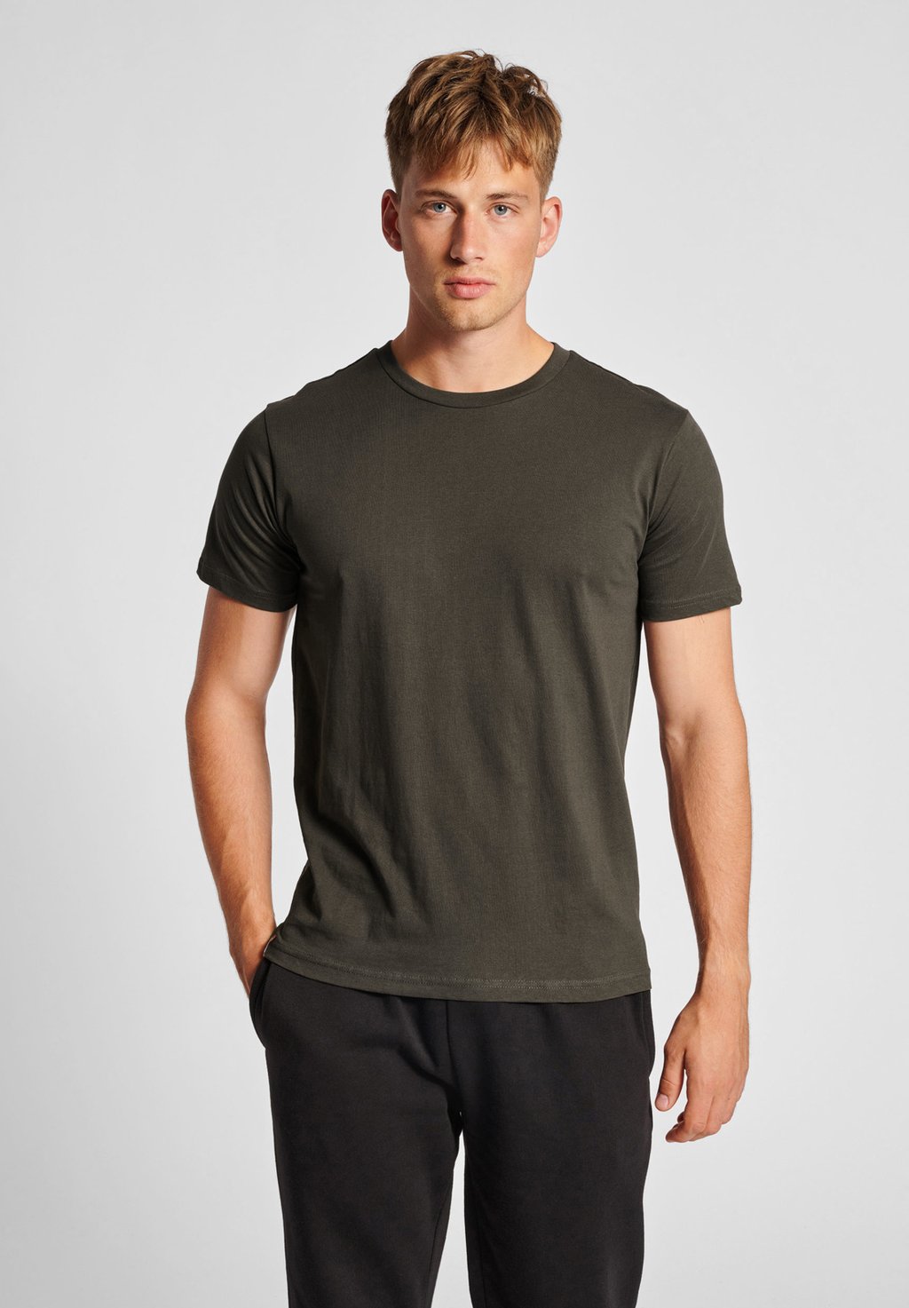 

Базовая футболка Hummel, черный