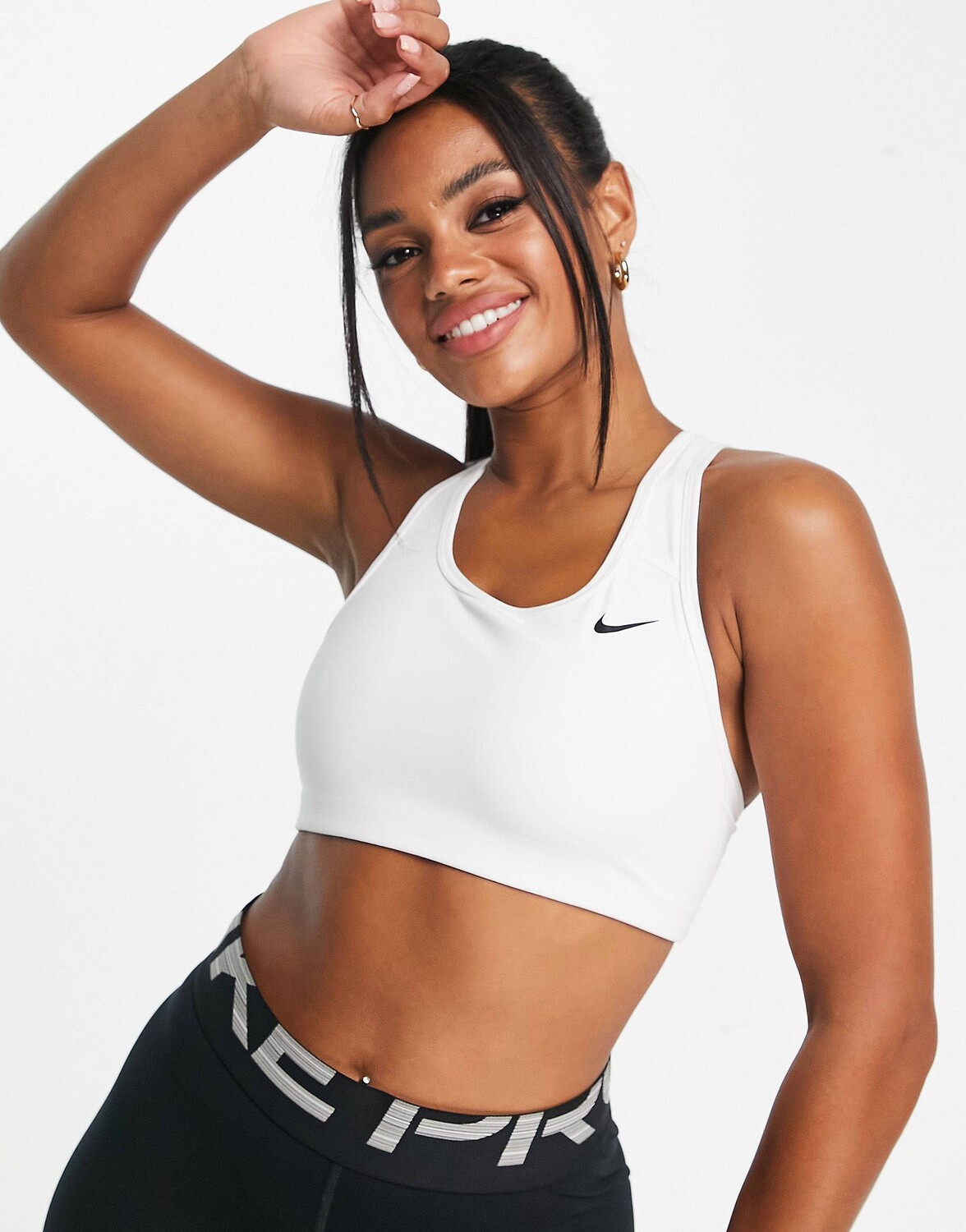 

Белый спортивный бюстгальтер со средней поддержкой и логотипом Nike Training
