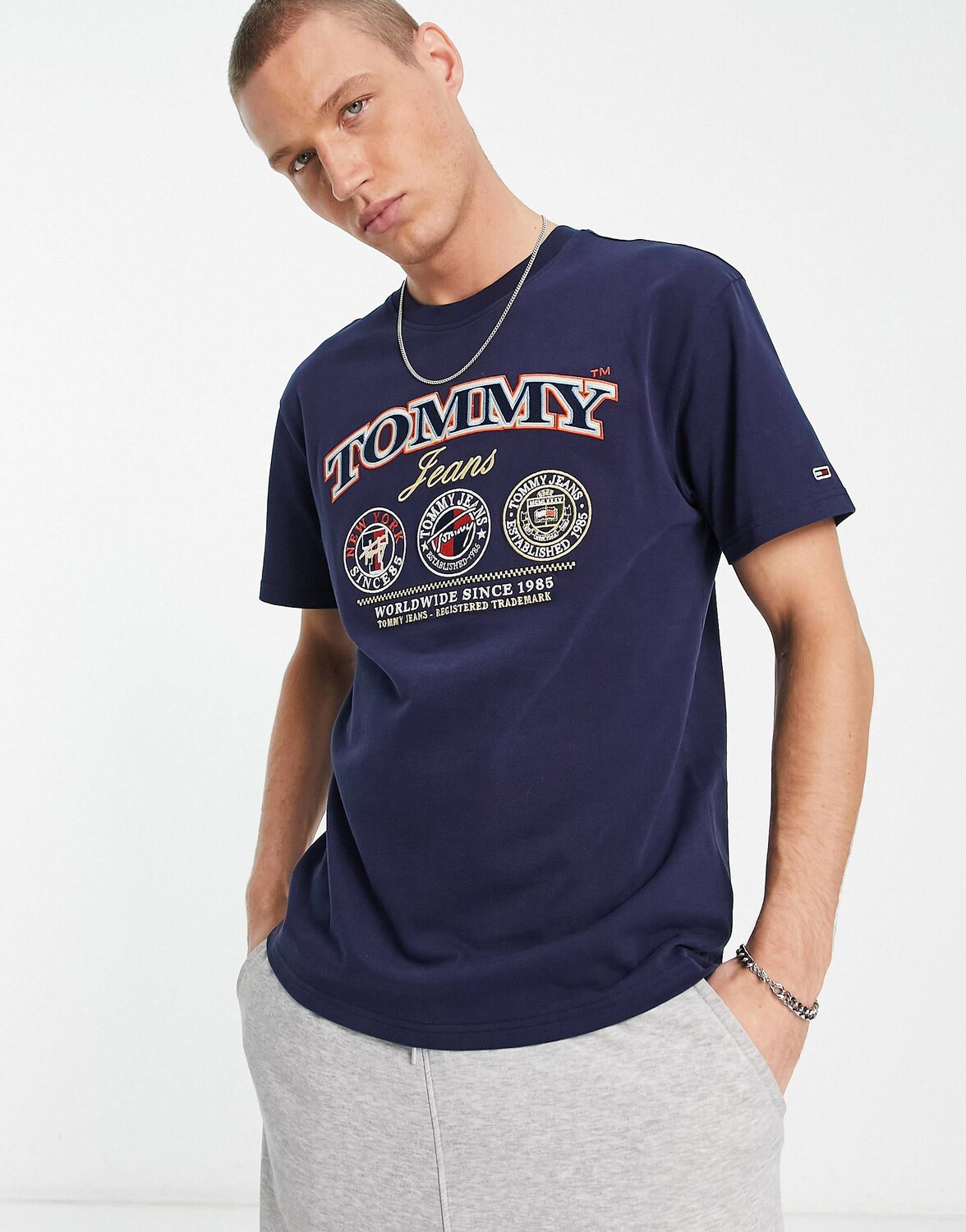 

Темно-синяя футболка классического кроя с логотипом Tommy Jeans luxe