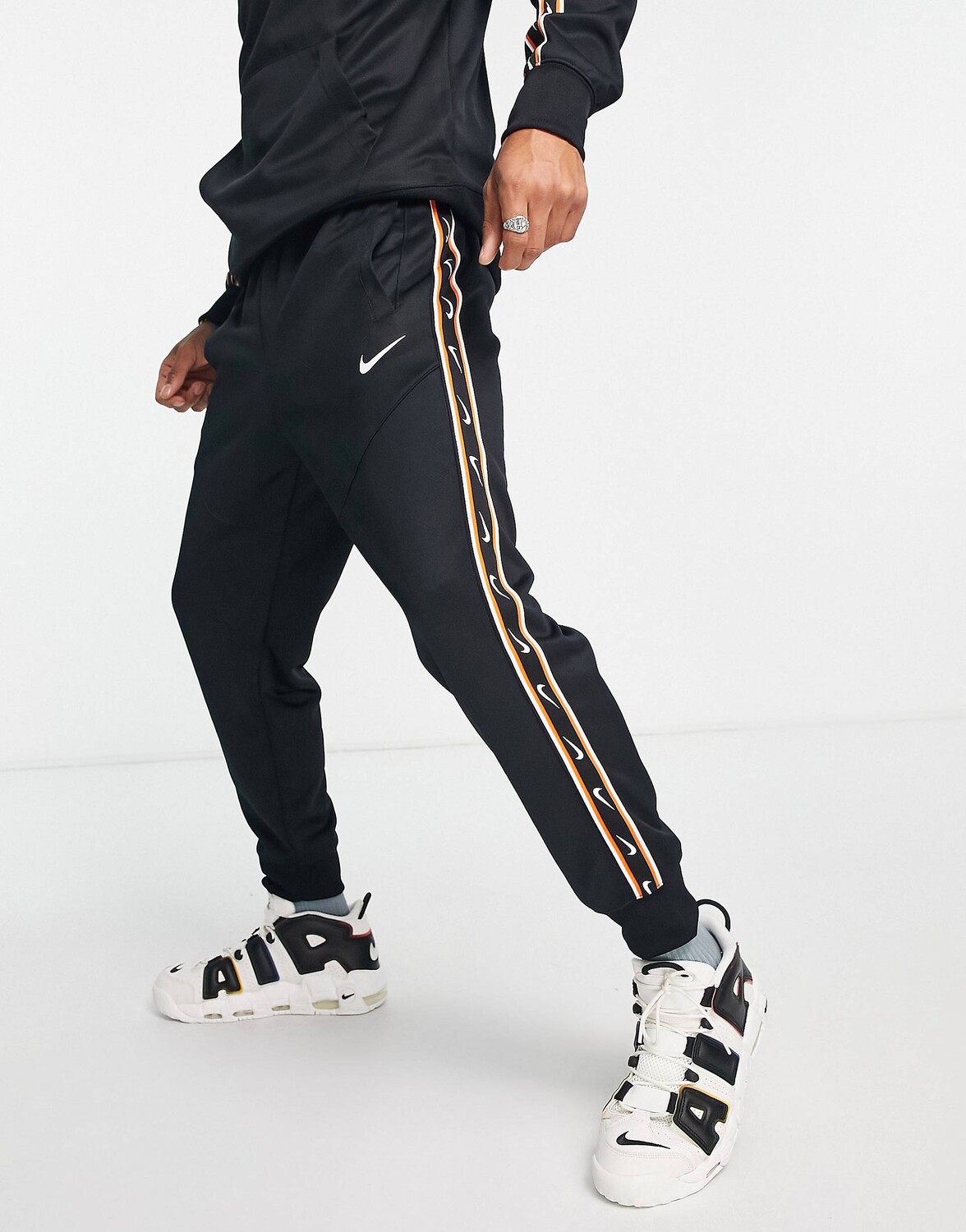 

Трикотажные джоггеры из полиэстера черного и золотого цветов Nike Repeat Pack
