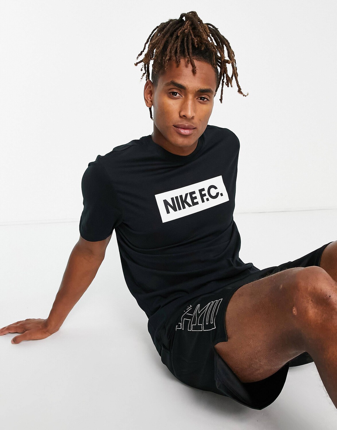 

Черная футболка с логотипом Nike Football FC