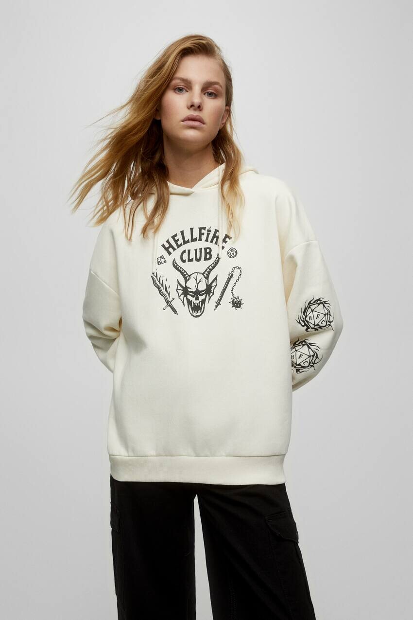 

Худи Stranger Things Hellfire Club с графическим принтом Pull&Bear, экрю/бежевый