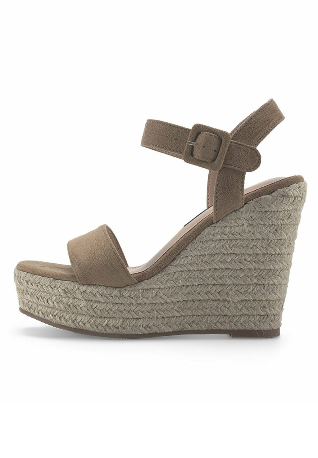 

Босоножки на танкетке Nine West