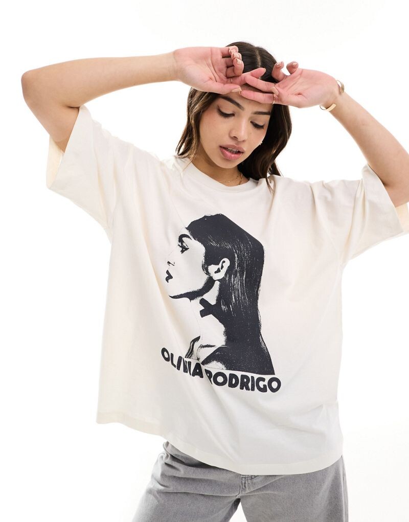 

Кремовая оверсайз-футболка с изображением лицензии Оливии Родригос ASOS DESIGN