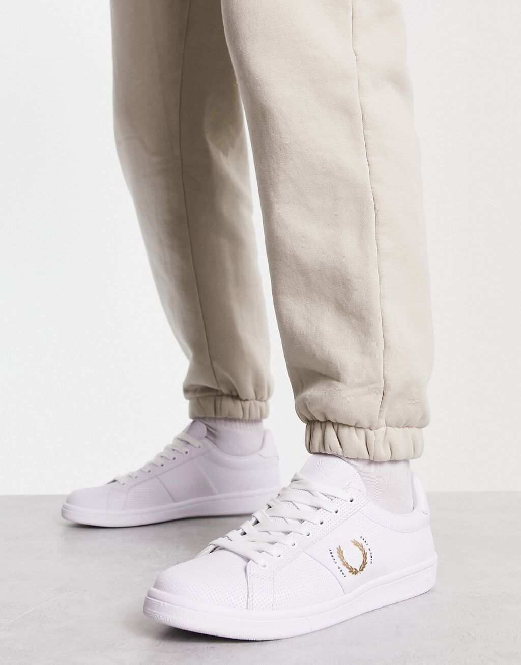 

Белые кожаные кроссовки из пике Fred Perry B721