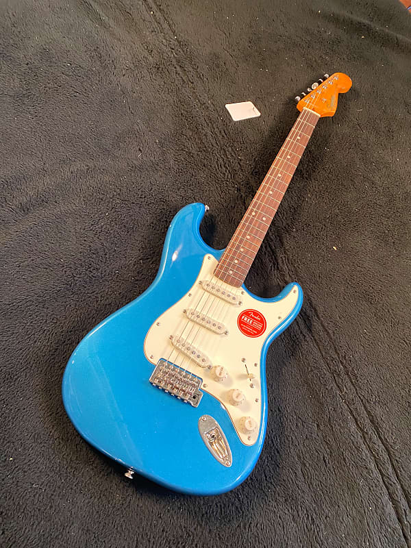 цена Squier Classic Vibe 60s Stratocaster, синий Лейк-Плэсид #ISSI21002304 (7 фунтов 10,1 унции) Classic Vibe 60s Stratocaster, Lake Placid Blue
