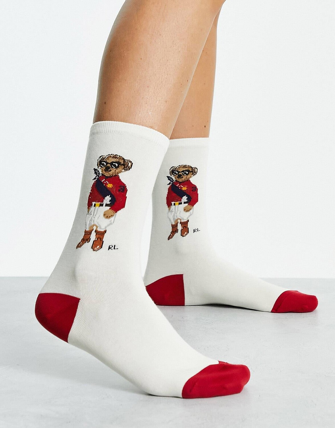 

Солнцезащитные очки Polo Ralph Lauren в кремовых носках