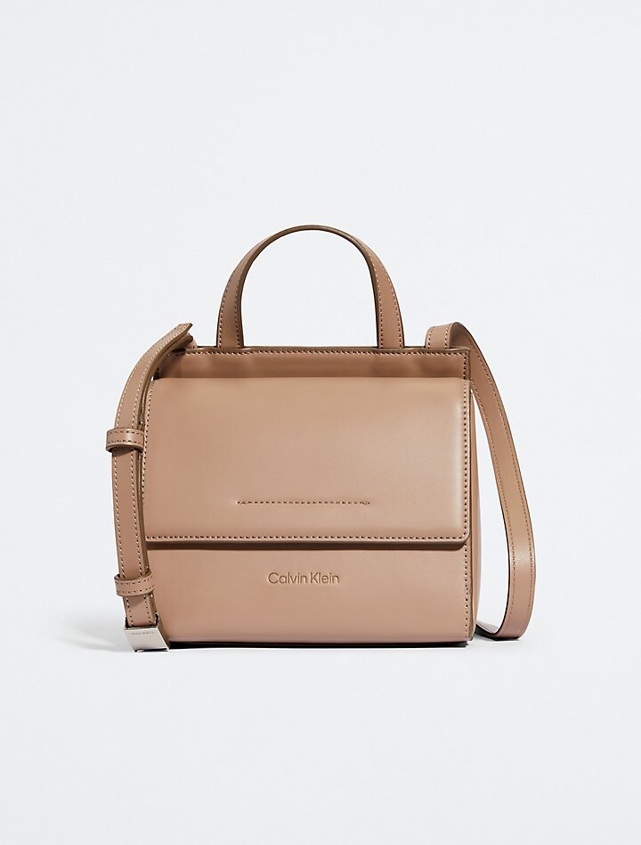 

Маленькая сумка через плечо Elemental с квадратным клапаном Calvin Klein