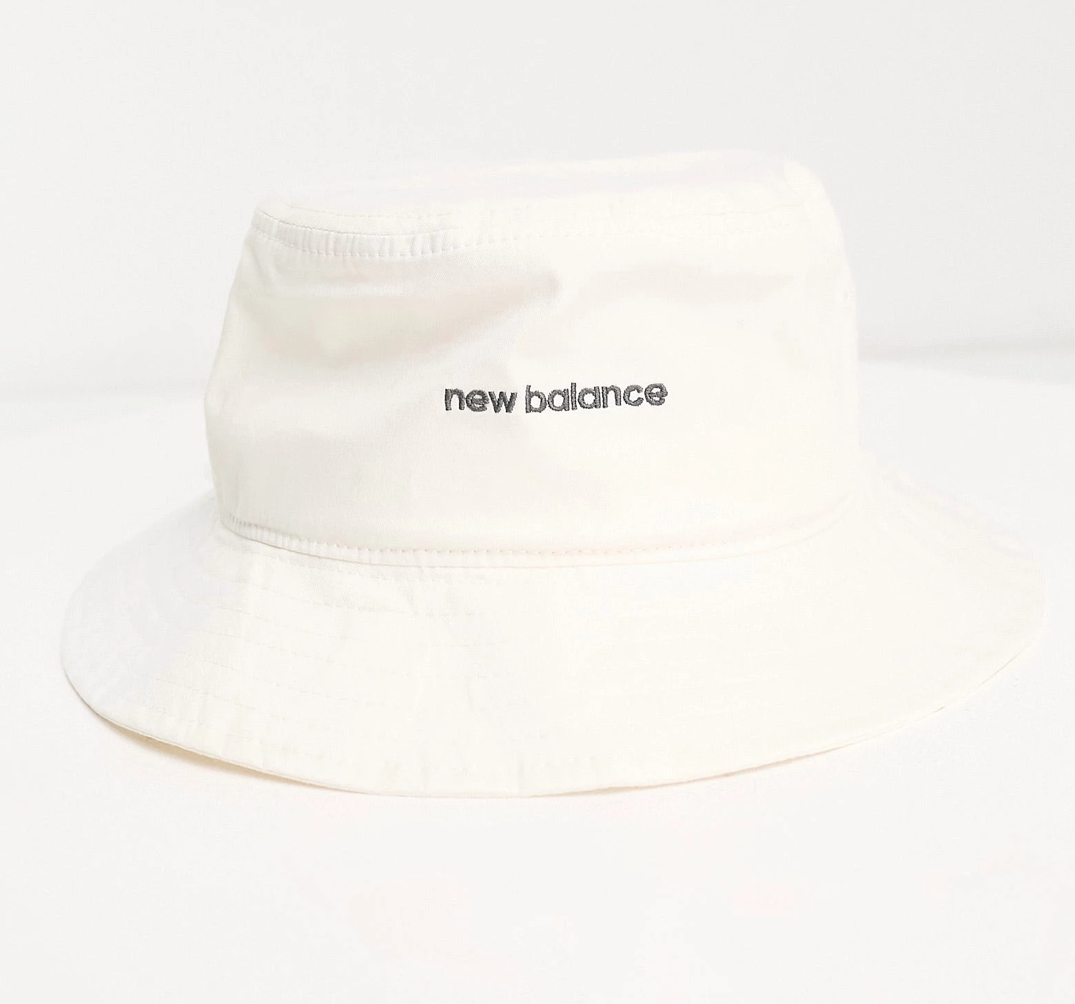 цена Панама New Balance Linear Logo Bucket, белый