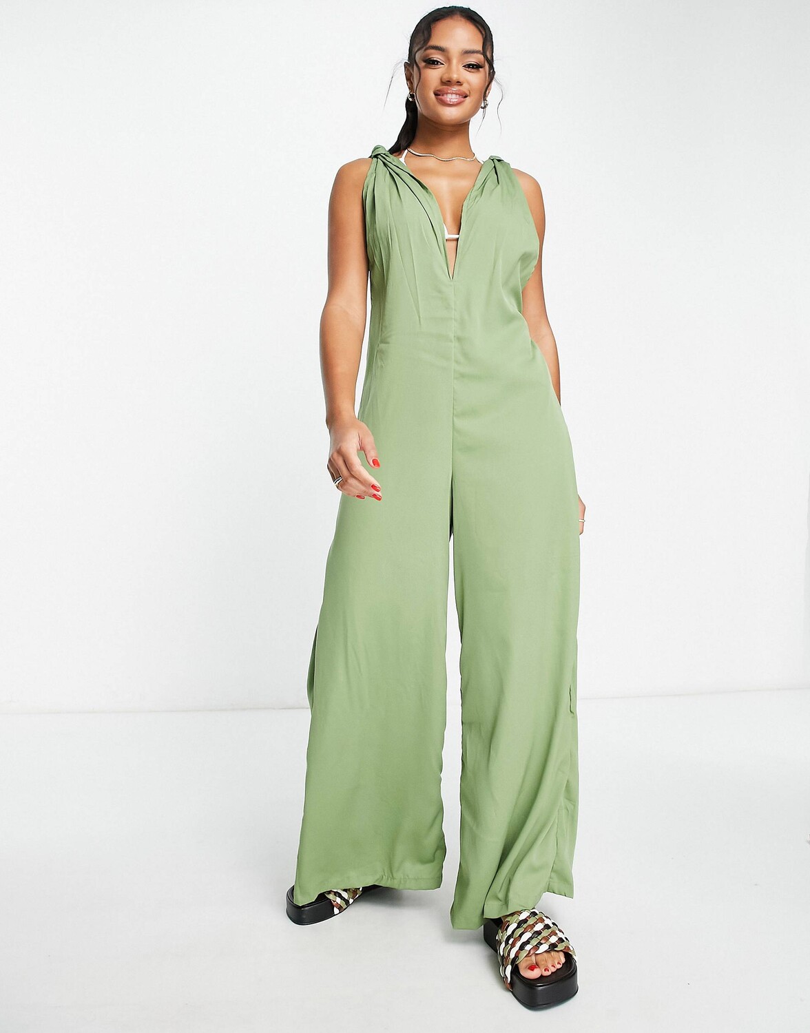 

Пляжный комбинезон цвета хаки с широкими штанинами и узлом ASOS DESIGN