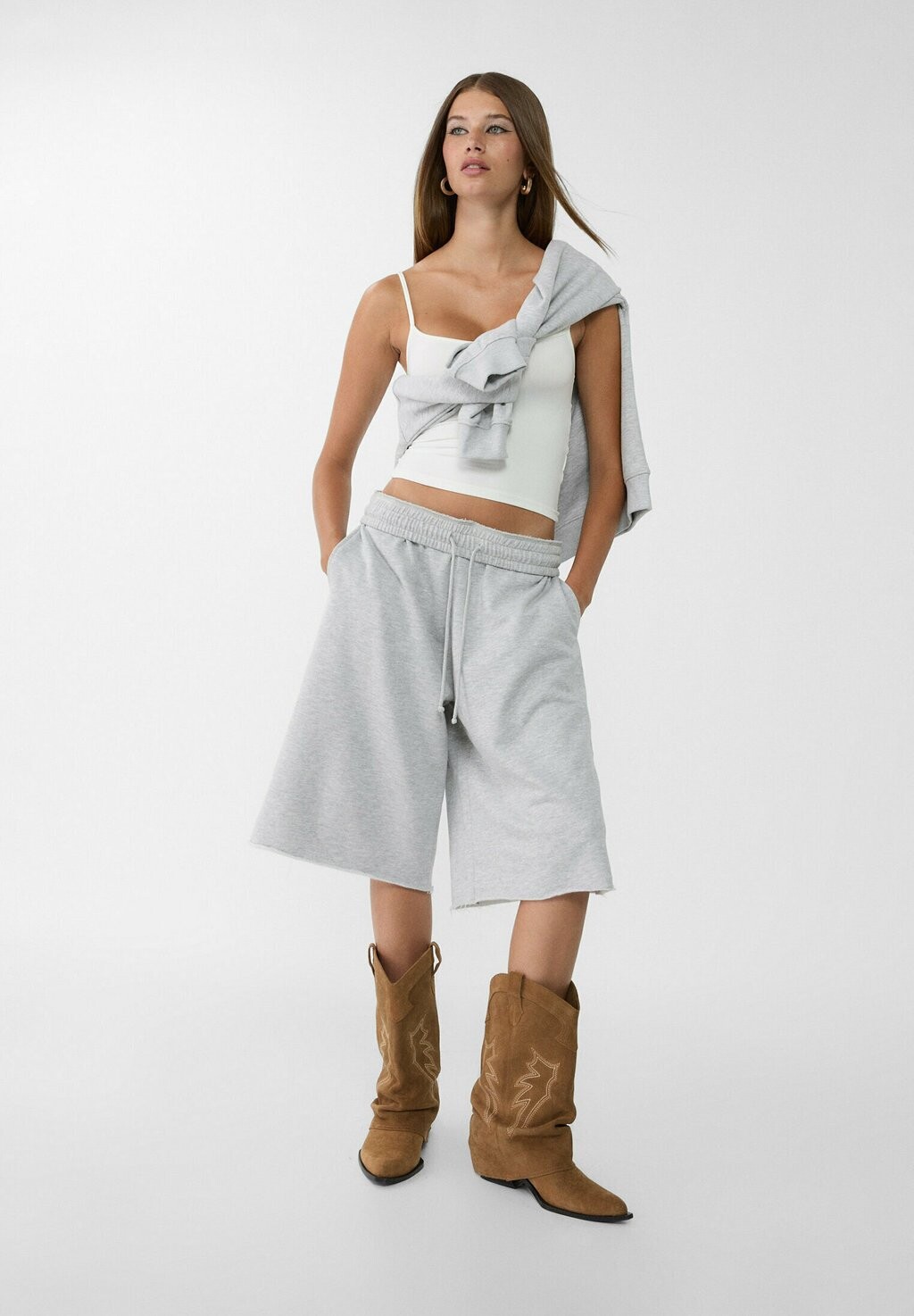 

Спортивные брюки FRAYED PLUSH BERMUDA Stradivarius, серый