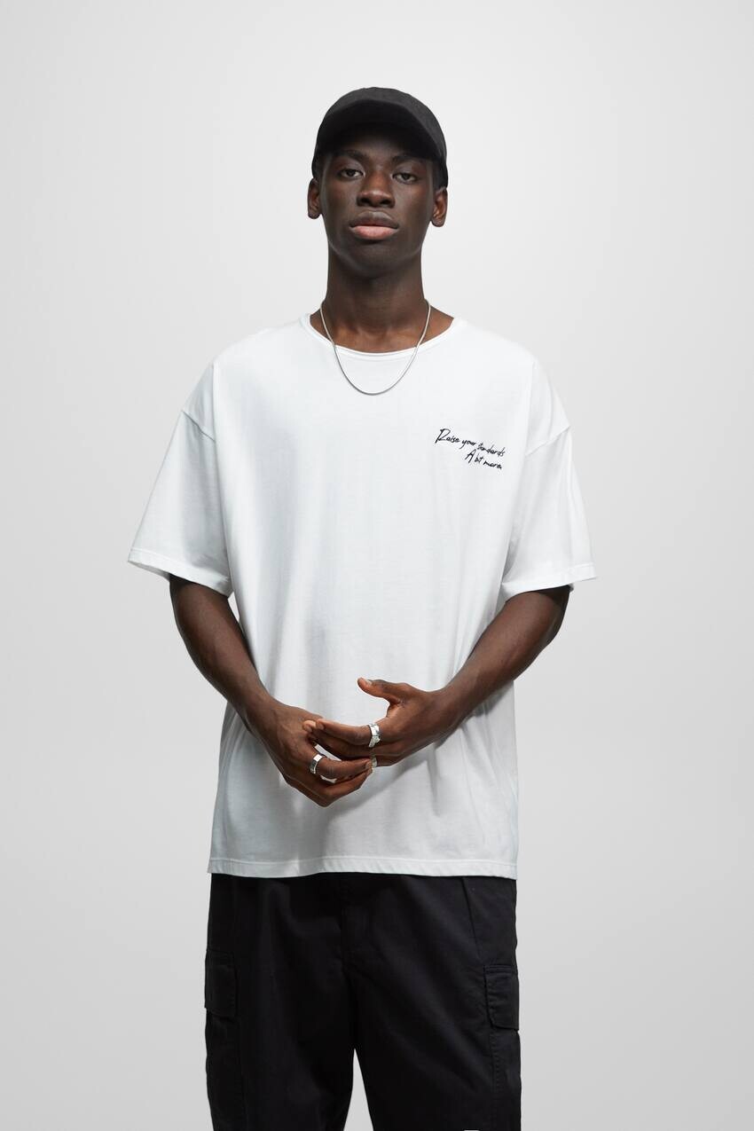 

Футболка с коротким рукавом и вышитым лозунгом Pull&Bear, кремовый