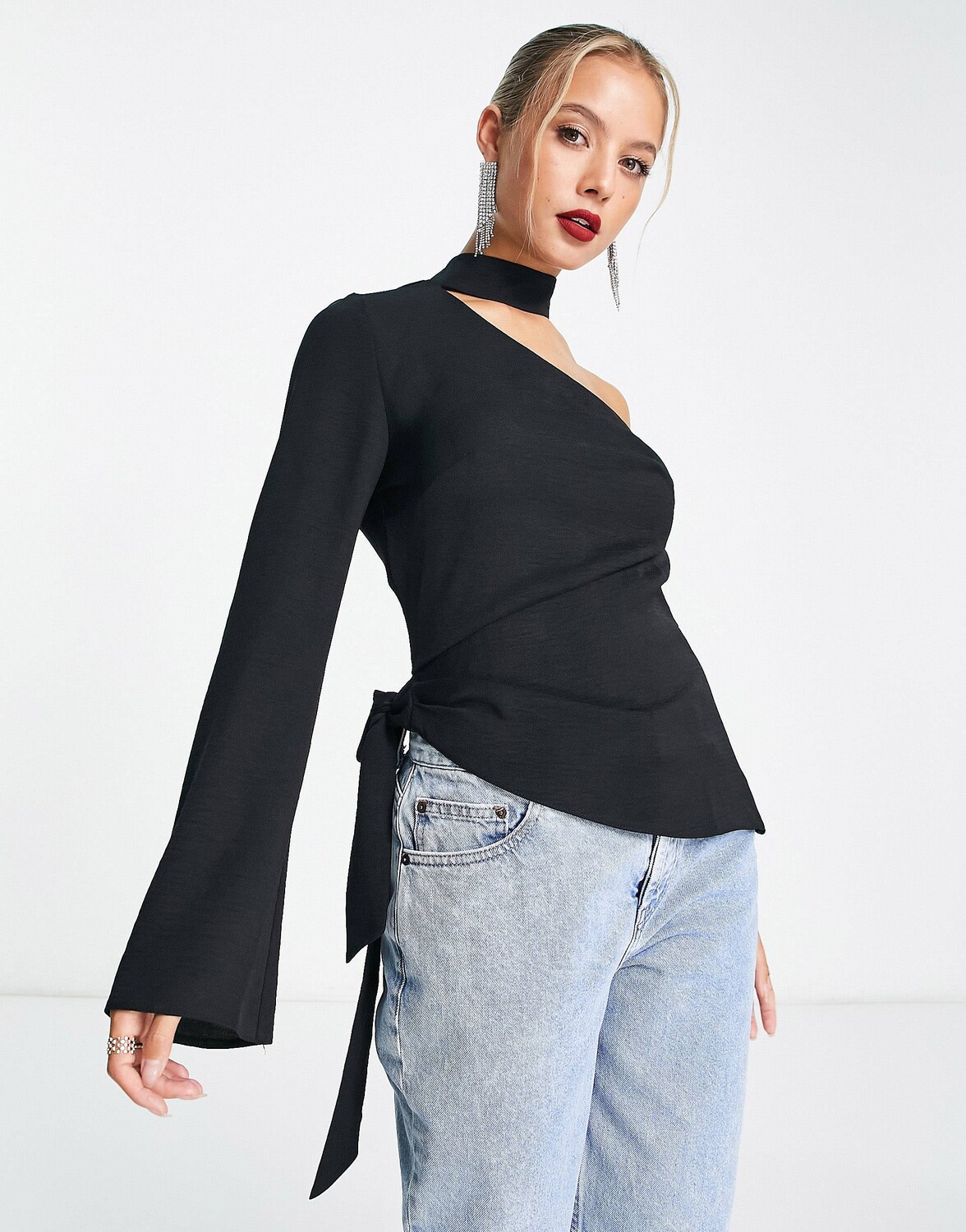 

Черный топ с одним рукавом, воротником-чокером и завязками по бокам ASOS DESIGN
