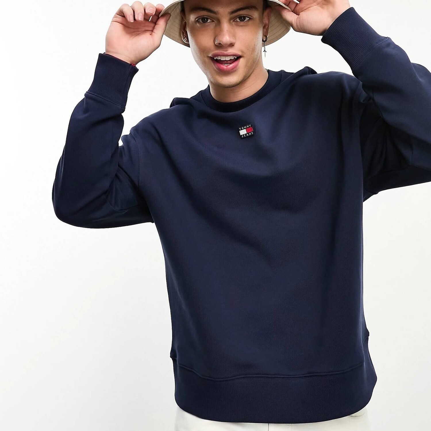 

Свитшот Tommy Jeans Relaxed Badge Logo, темно-синий